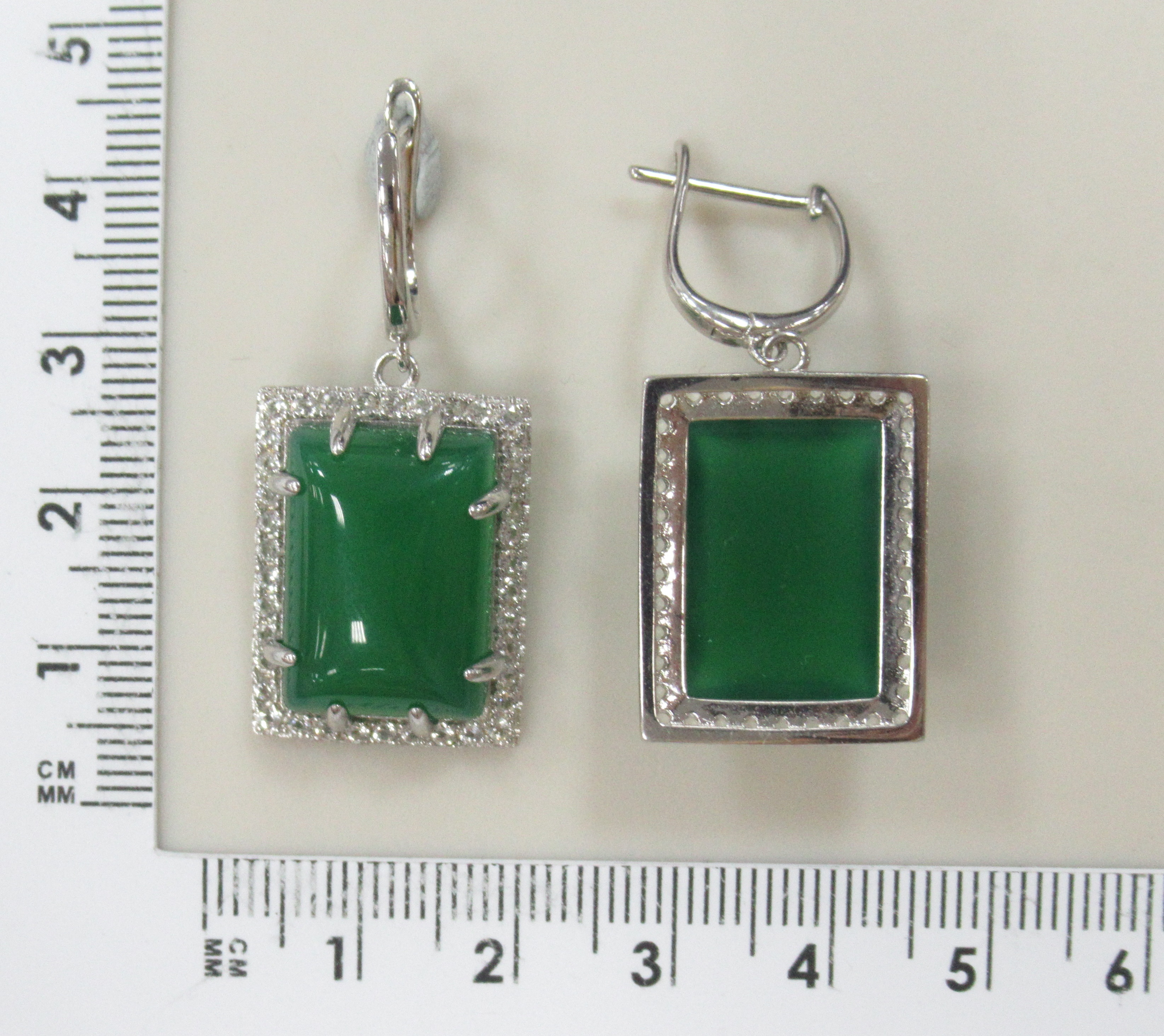 Серебряные серьги с зелеными халцедонами